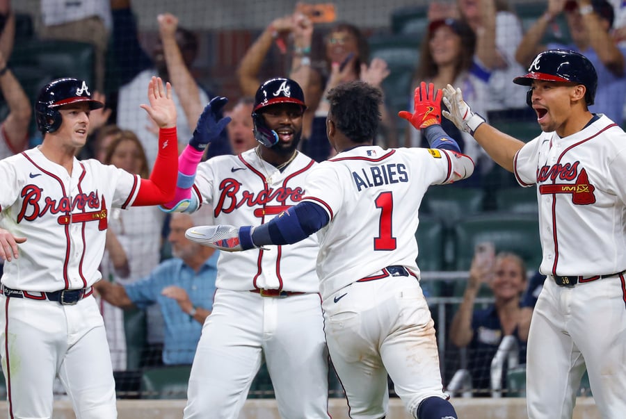Crónica y balance: Braves remontan a Phillies con bombazo de Austin Riley y toman ventaja en la Serie de Comodines